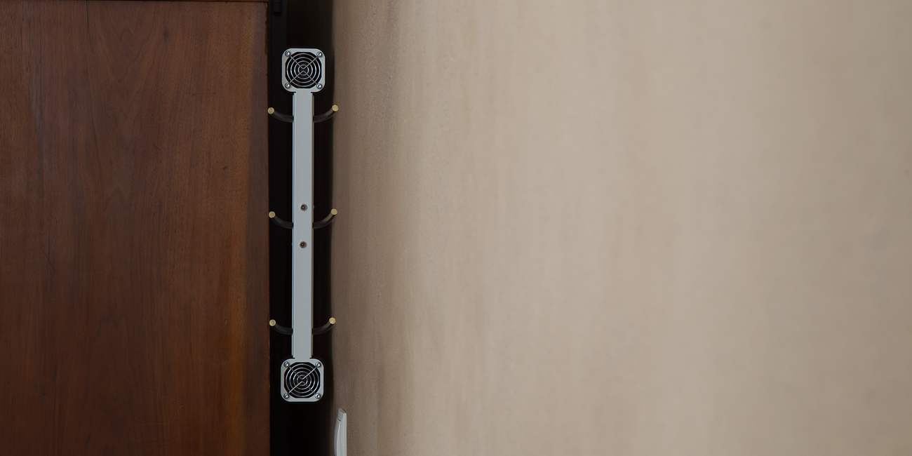 ASL 200 im Zwischenraum hinter einem Schrank